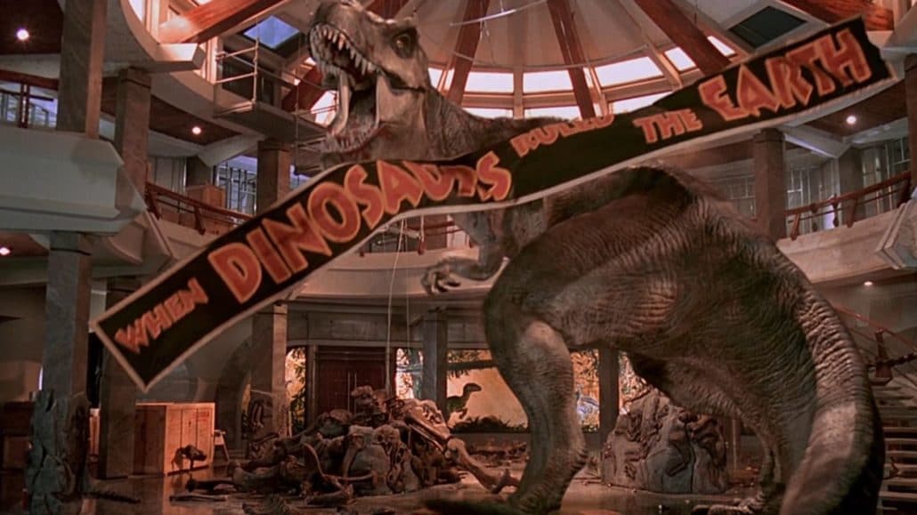 Screenshot aus dem Jurassic Park Film: T-Rex mit fallendem Banner