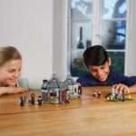 Kinder spielen mit LEGO 75947 Hagrids Hütte: Seidenschnabels Rettung