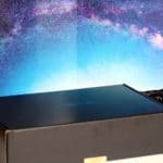 Die schwarze Box vor der Sternenhimmelfotorückwand
