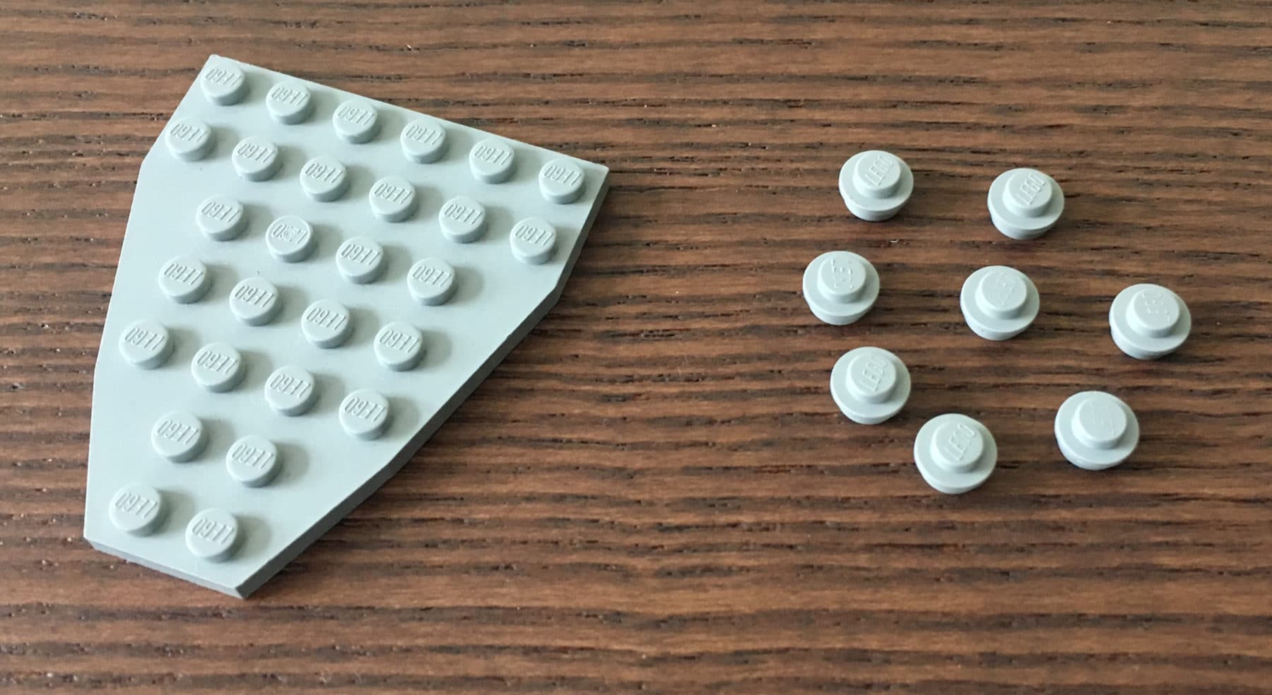 links: Eine LEGO Platte, rechts: 8 LEGO Studs