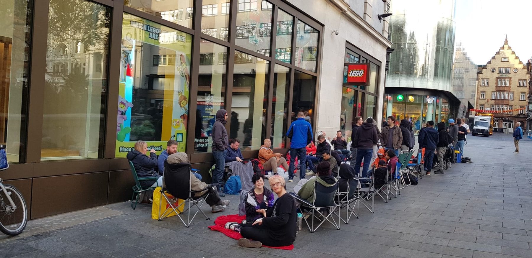 LEGO 75252 Signing Event London Schlange am Morgen