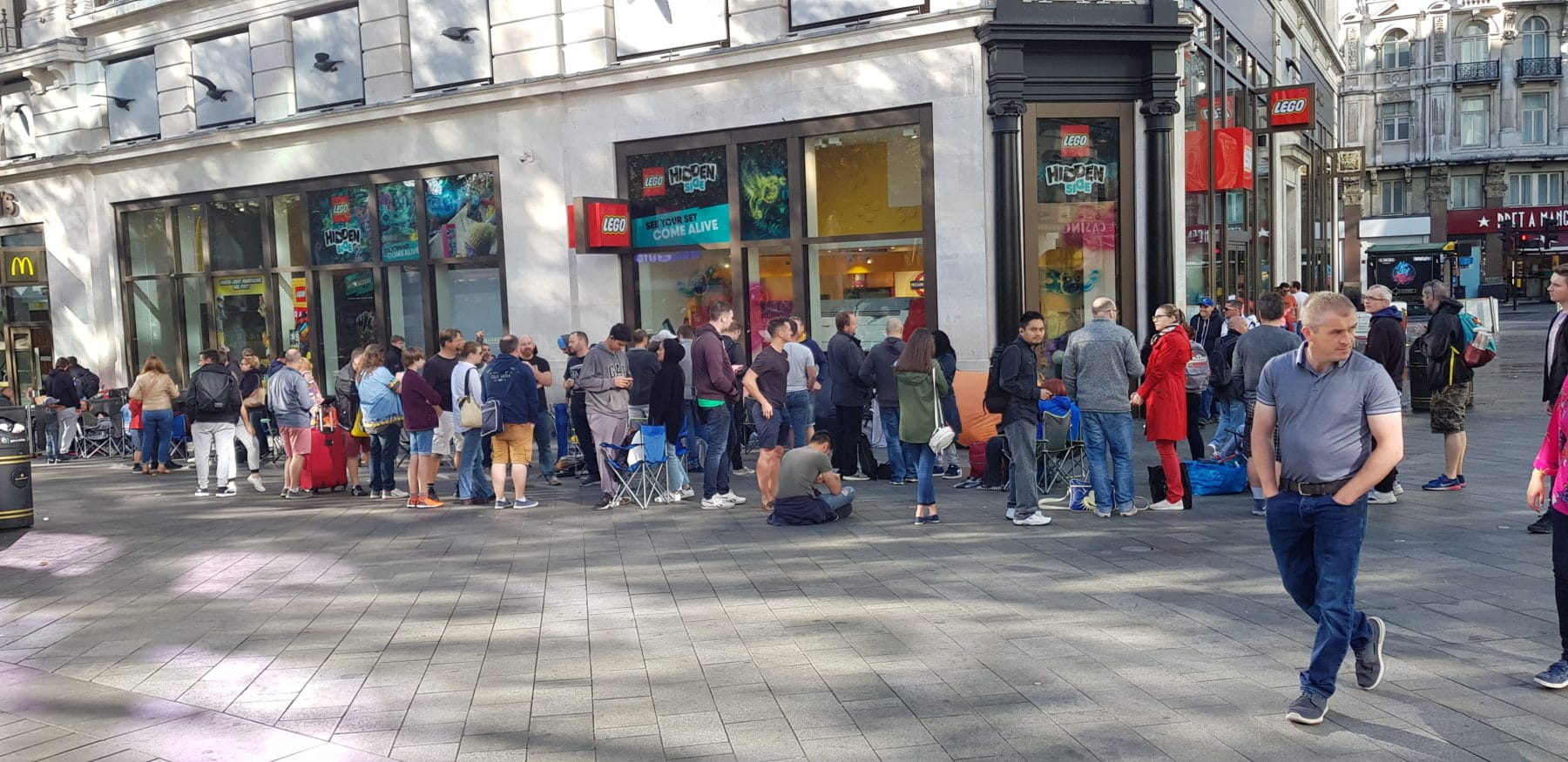 LEGO Store Leicester Square gegen 09:30 Uhr Ortszeit