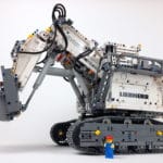 LEGO Technic 42100 Liebherr R 9800: Größenvergleich mit Minifigur