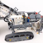 LEGO Technic 42100 Liebherr R 9800: Suchbild mit Minifigur