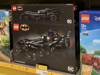 LEGO 76139 Batmobil 1989 im Regal im LEGO Store Billund Airport