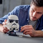 LEGO Star Wars 75276 Stormtrooper Helm wird aufgebaut von Mann