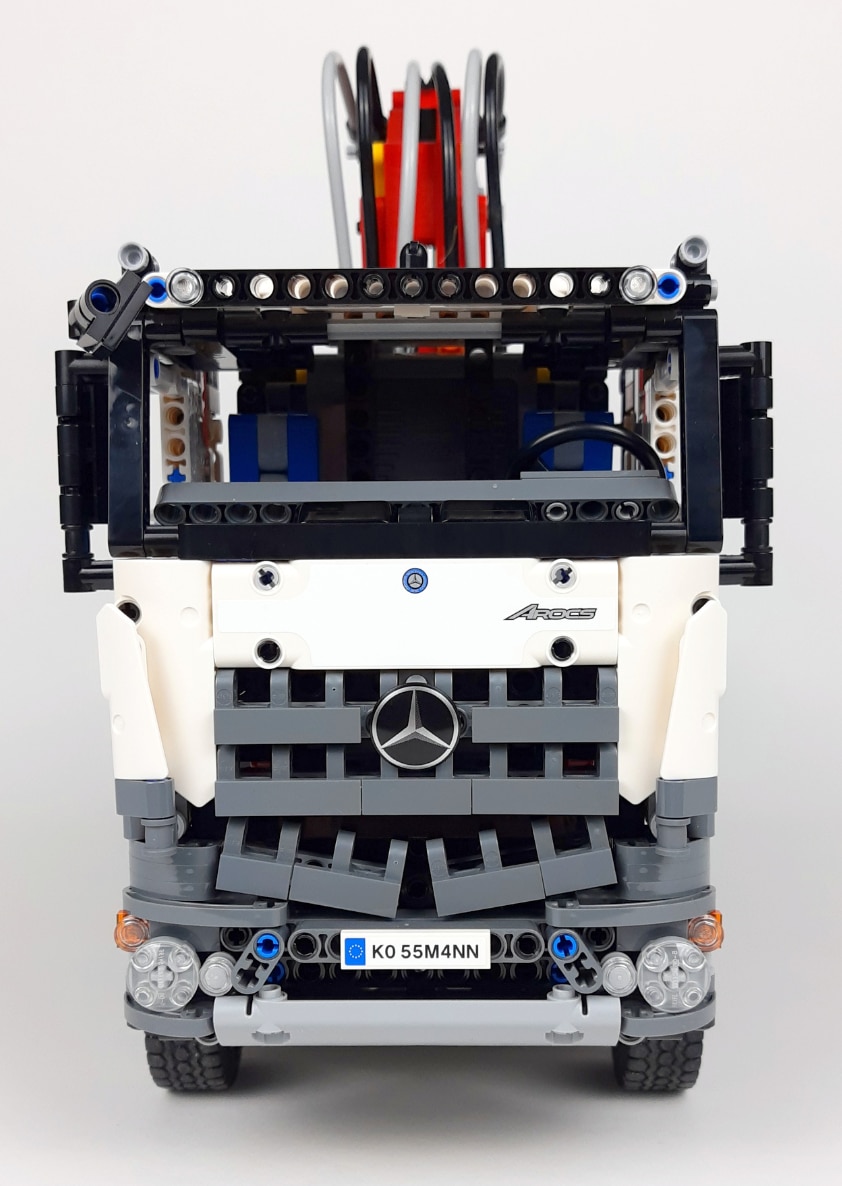 LEGO Technic 42043 Mercedes Benz Arocs Front 1