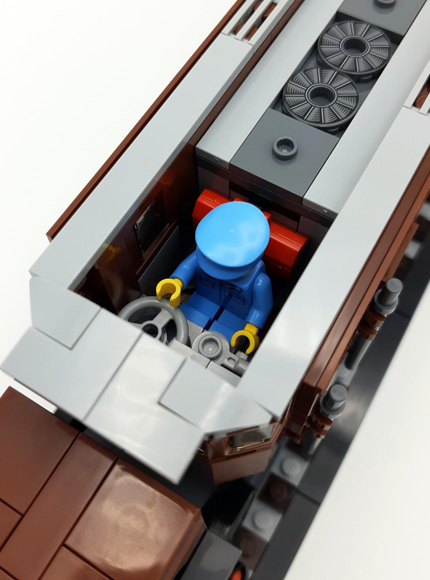 LEGO 10277 Krokodil Lokomotive - Enge im Führerstand
