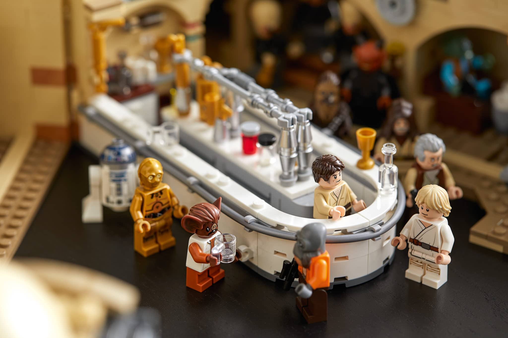 LEGO Star Wars 75290 Mos Eisley Cantina Lifestyle Bild (9)