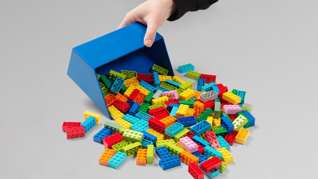 Room Copenhagen LEGO Brick Scooper Titel