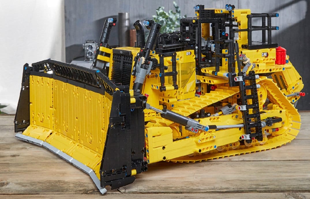 LEGO Technic 42131cat D11t Bulldozer Slider 1 LEGO Technic 42131cat D11t Bulldozer Slider 1