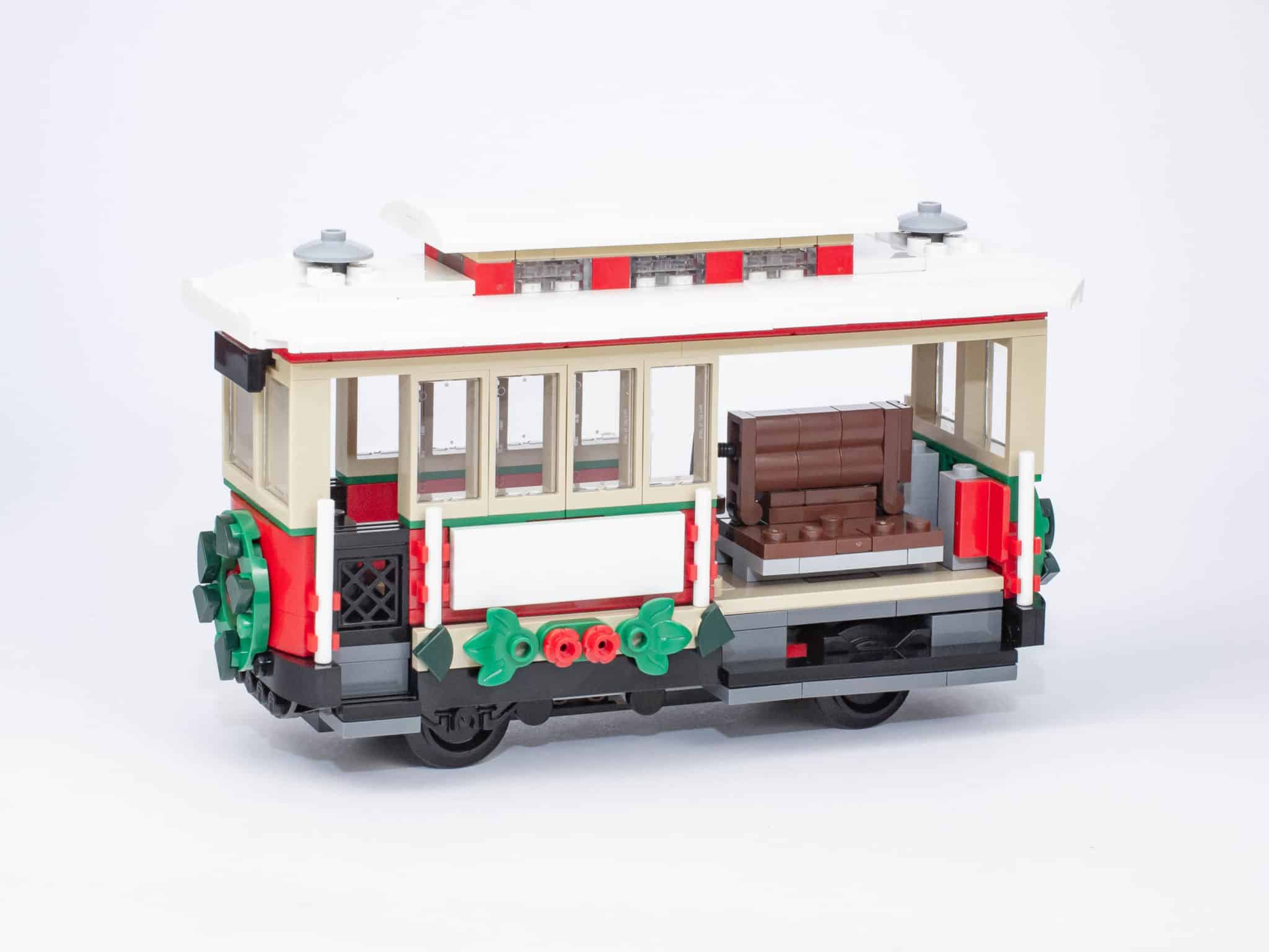 Review LEGO 10308 Holiday Main Street 32