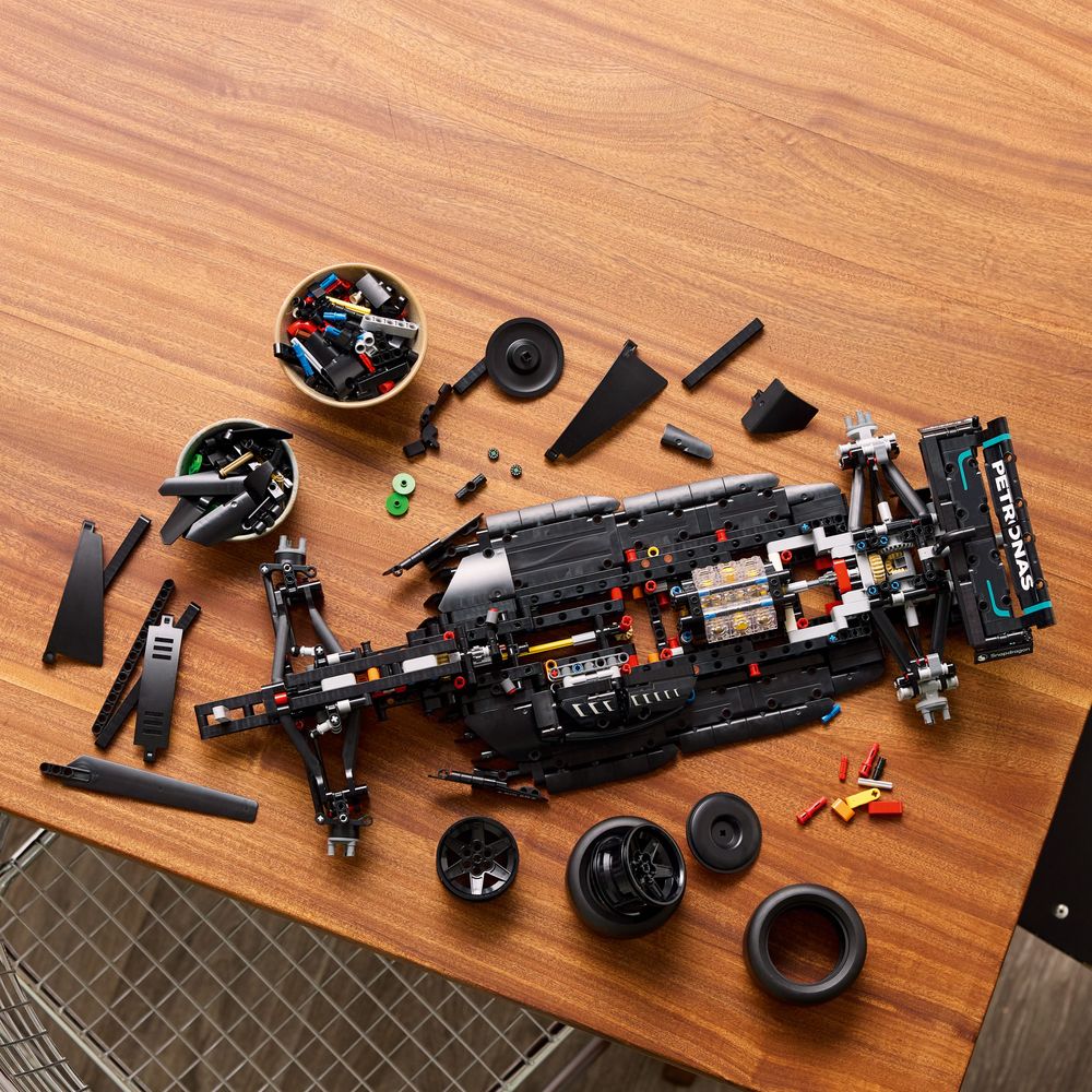 LEGO Technic 42171 Mercedes-AMG F1 W14 E Performance zooms onto