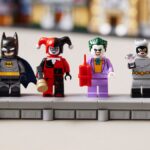 LEGO 76271 Batman Gotham City Skyline Lifestyle (23)