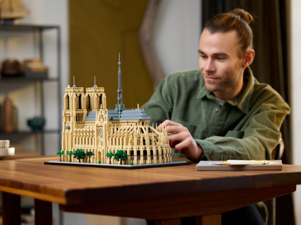 LEGO Architecture 21061 Notre Dame 11