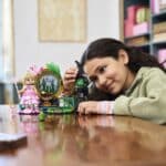 LEGO Wicked 75682 Elphaba Glinda Figures Lifestyle 2 (benutzerdefiniert)