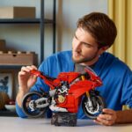 LEGO Technic 42202 Ducati Panigale V4 S Motorrad 2