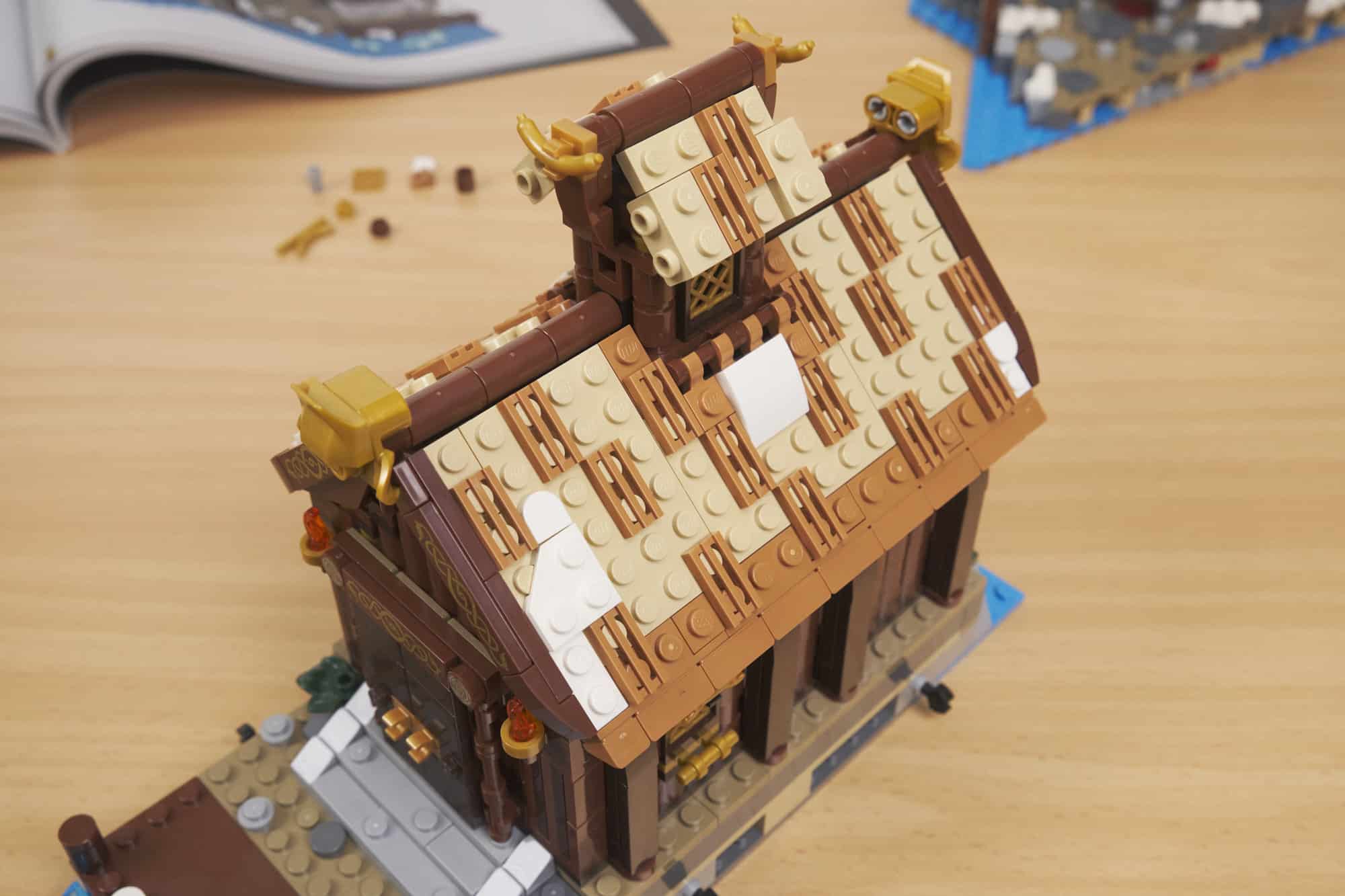 Review LEGO 21344 Wikingerdorf Bauabschnitt 08 Detail 11