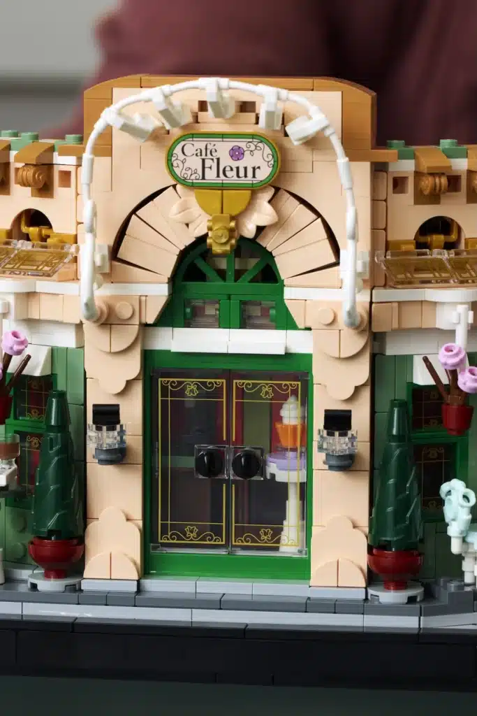 LEGO Icons 10362 Franzoesisches Cafe (10)