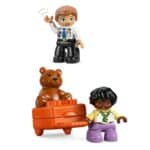 LEGO 10443 Erster Besuch Im Flughafen 2
